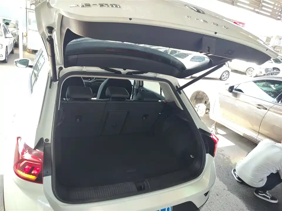 Volkswagen T-ROC exploring Songs