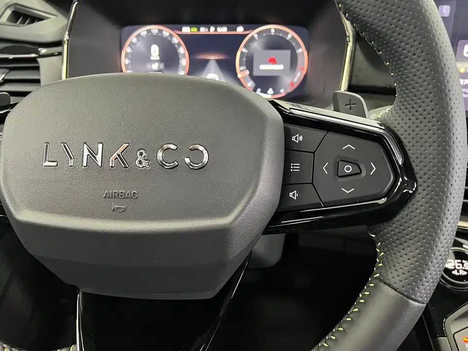 Lynk & Co 06
