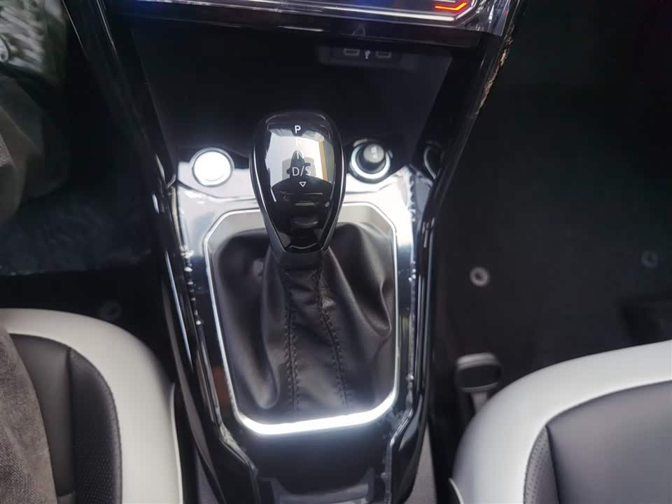 Volkswagen T-ROC exploring Songs