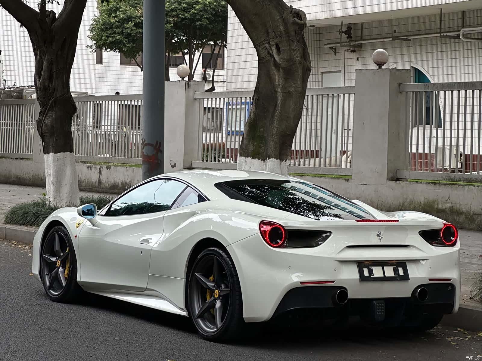 Ferrari 488, 2016 4