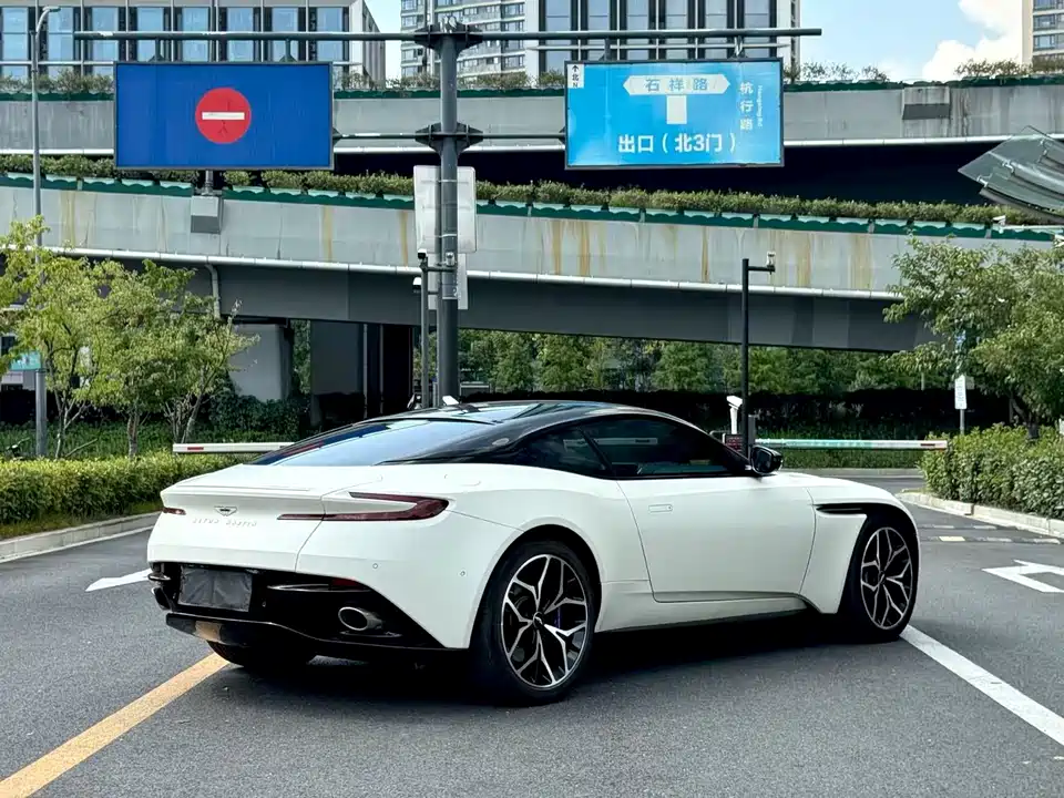 Aston Martin DB11