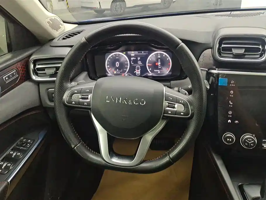 Lynk & Co 02