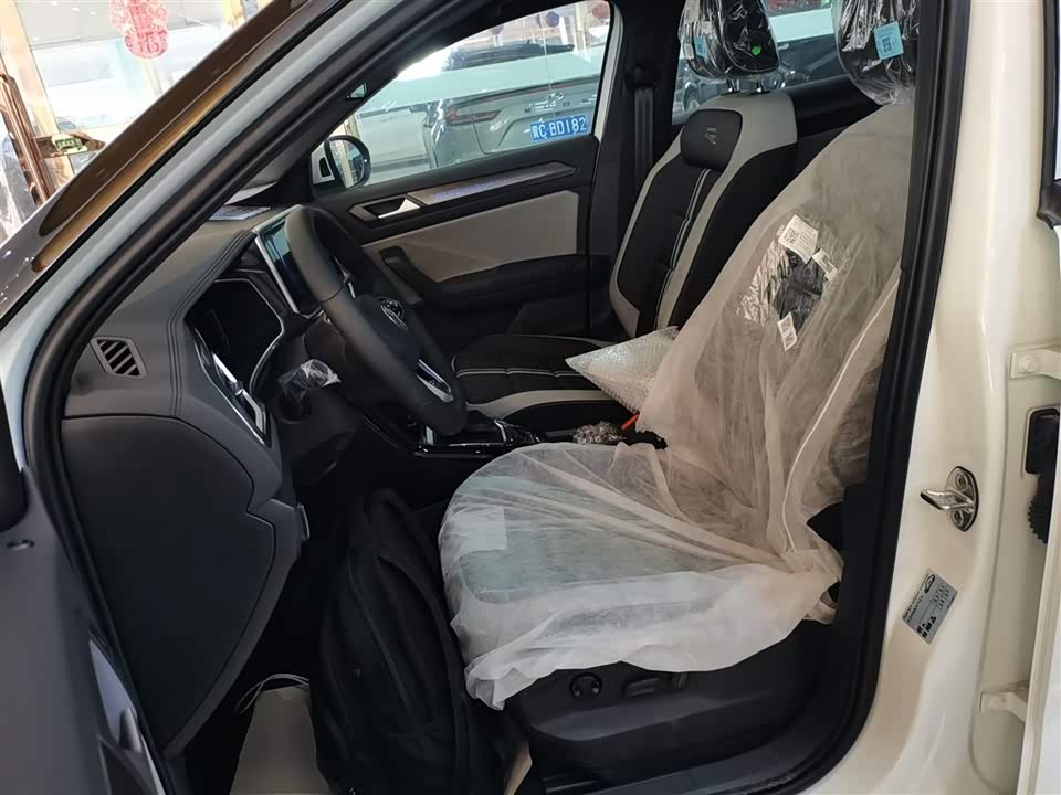 Volkswagen T-ROC exploring Songs