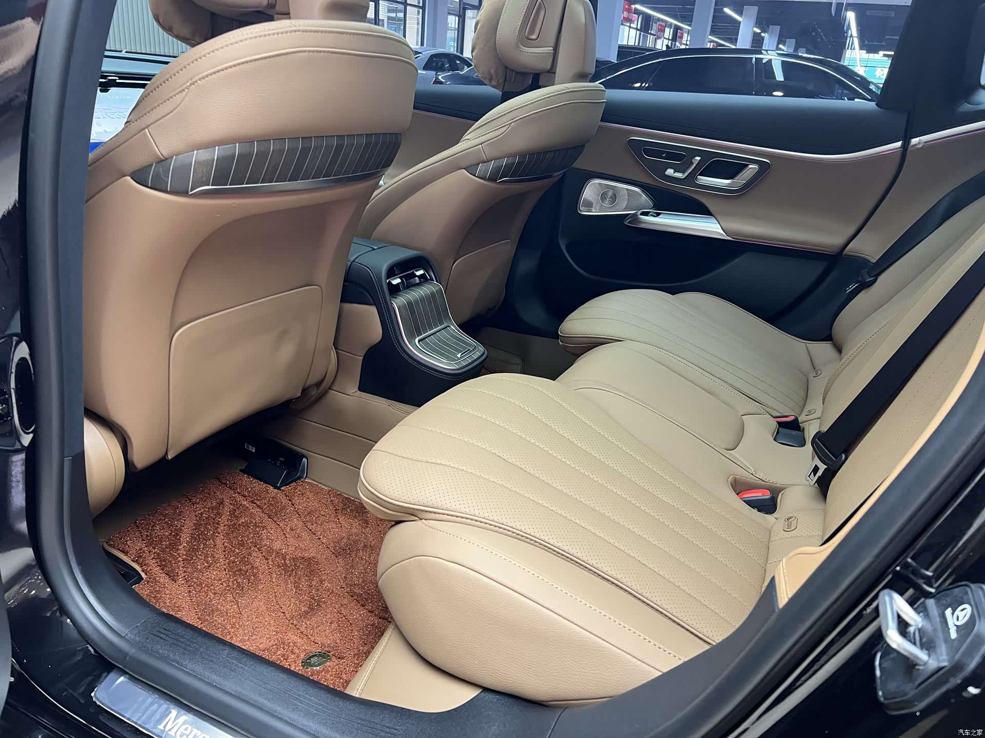 Mercedes-Benz E-Class, 2024 10