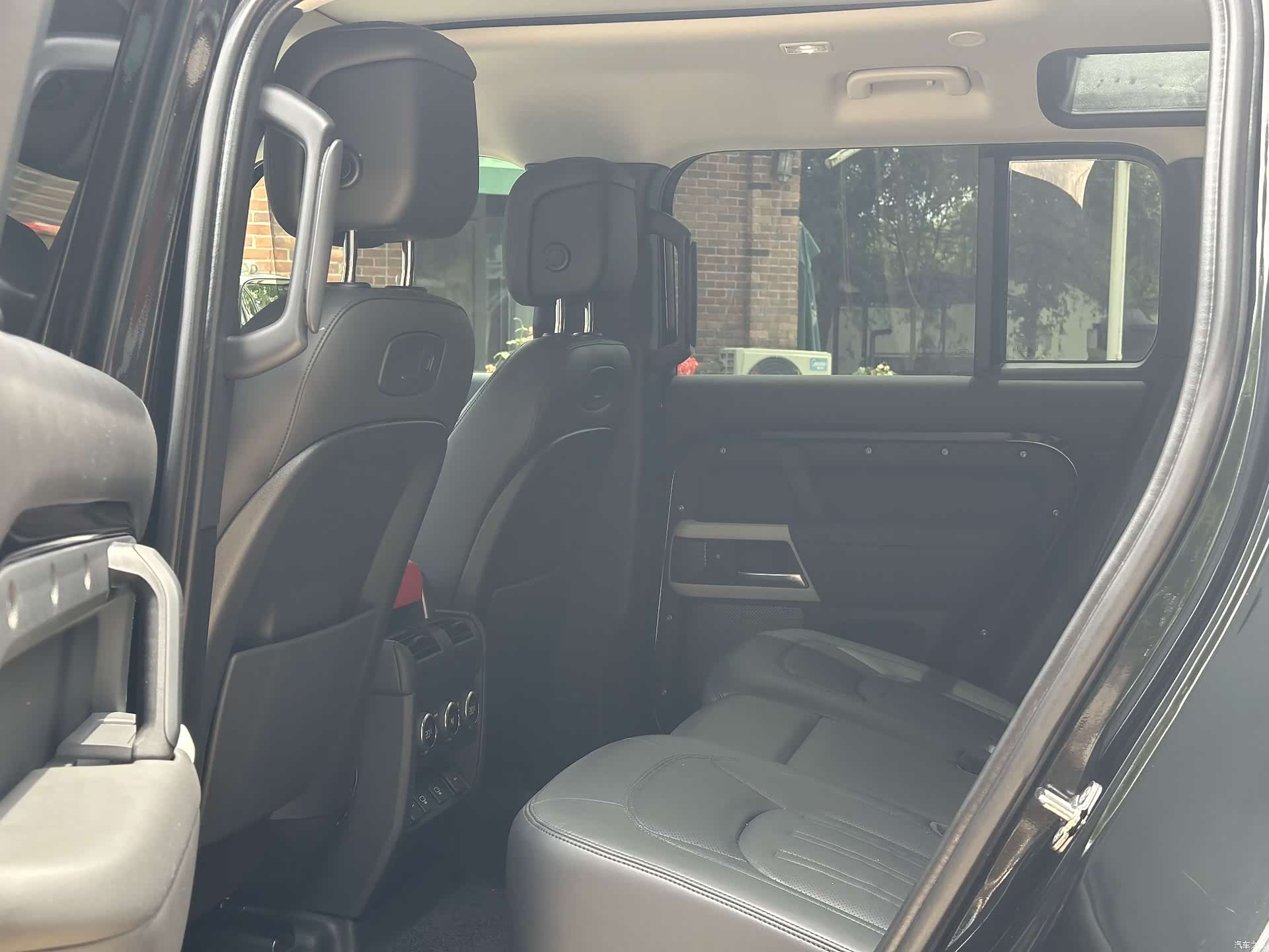 Land Rover Defender, 2021 25