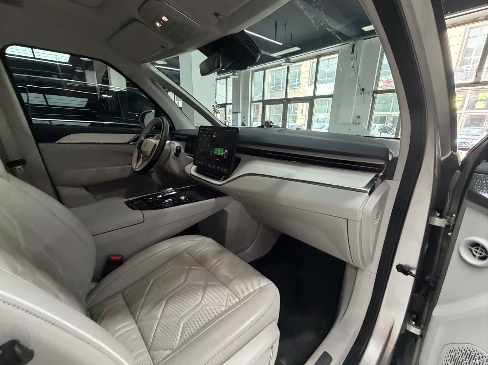 Volvo EM90, 2024 11