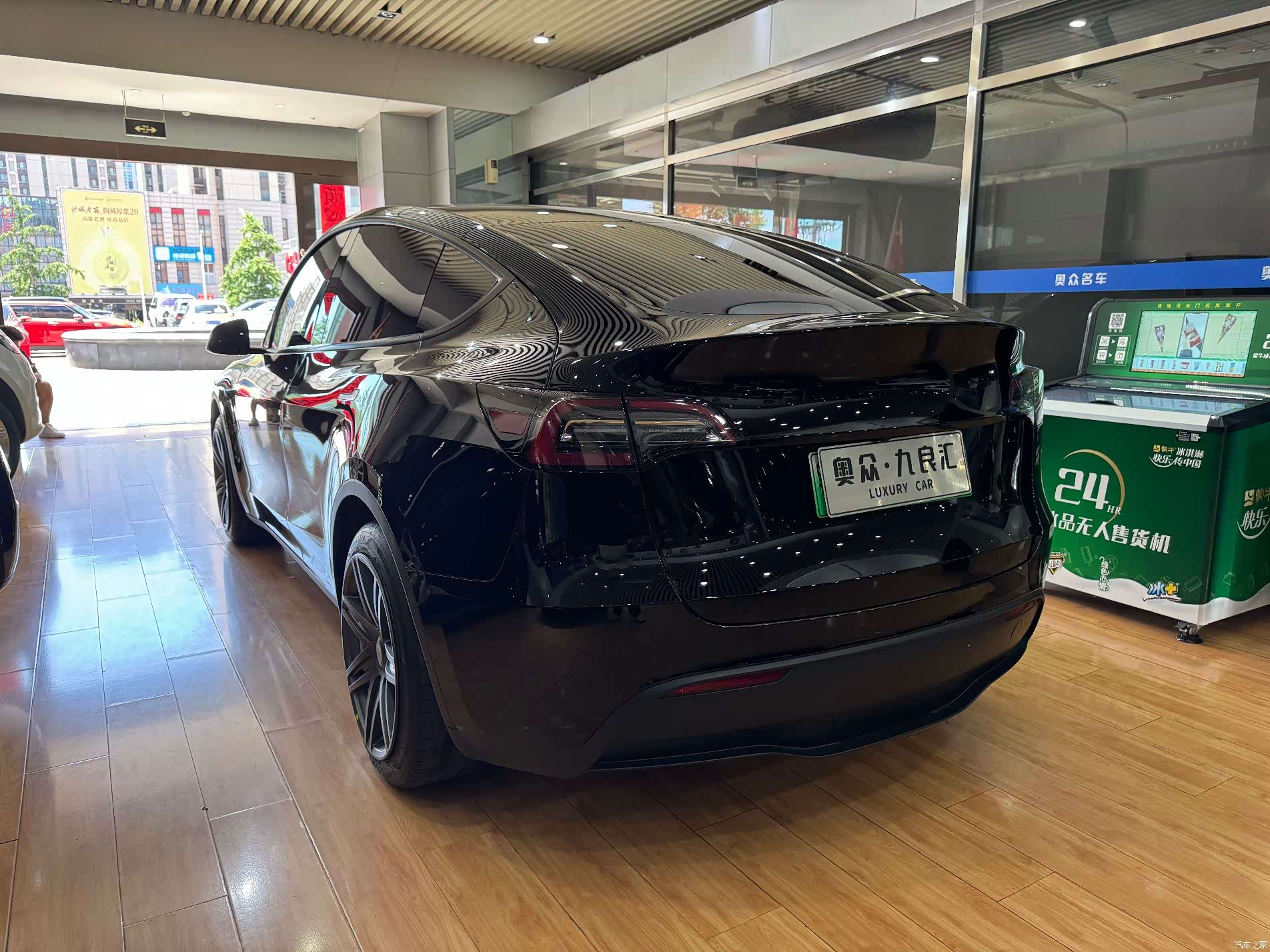 Tesla Model Y, 2023 17
