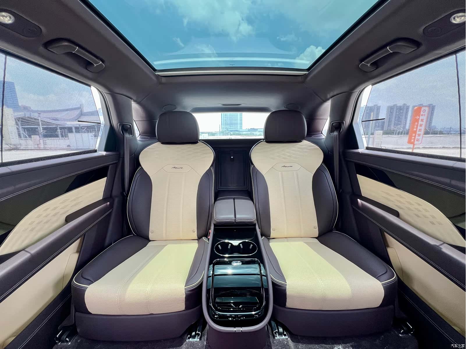 Bentley Bentayga, 2023 11