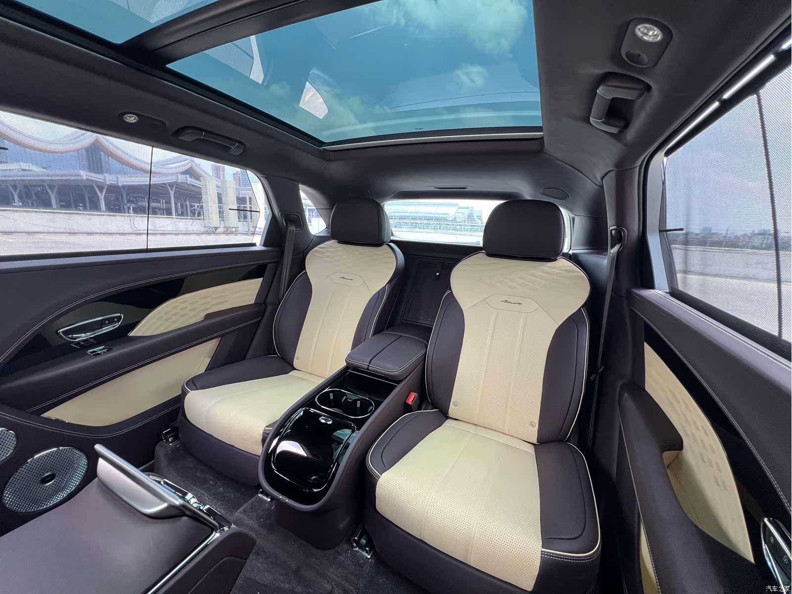 Bentley Bentayga, 2023 12
