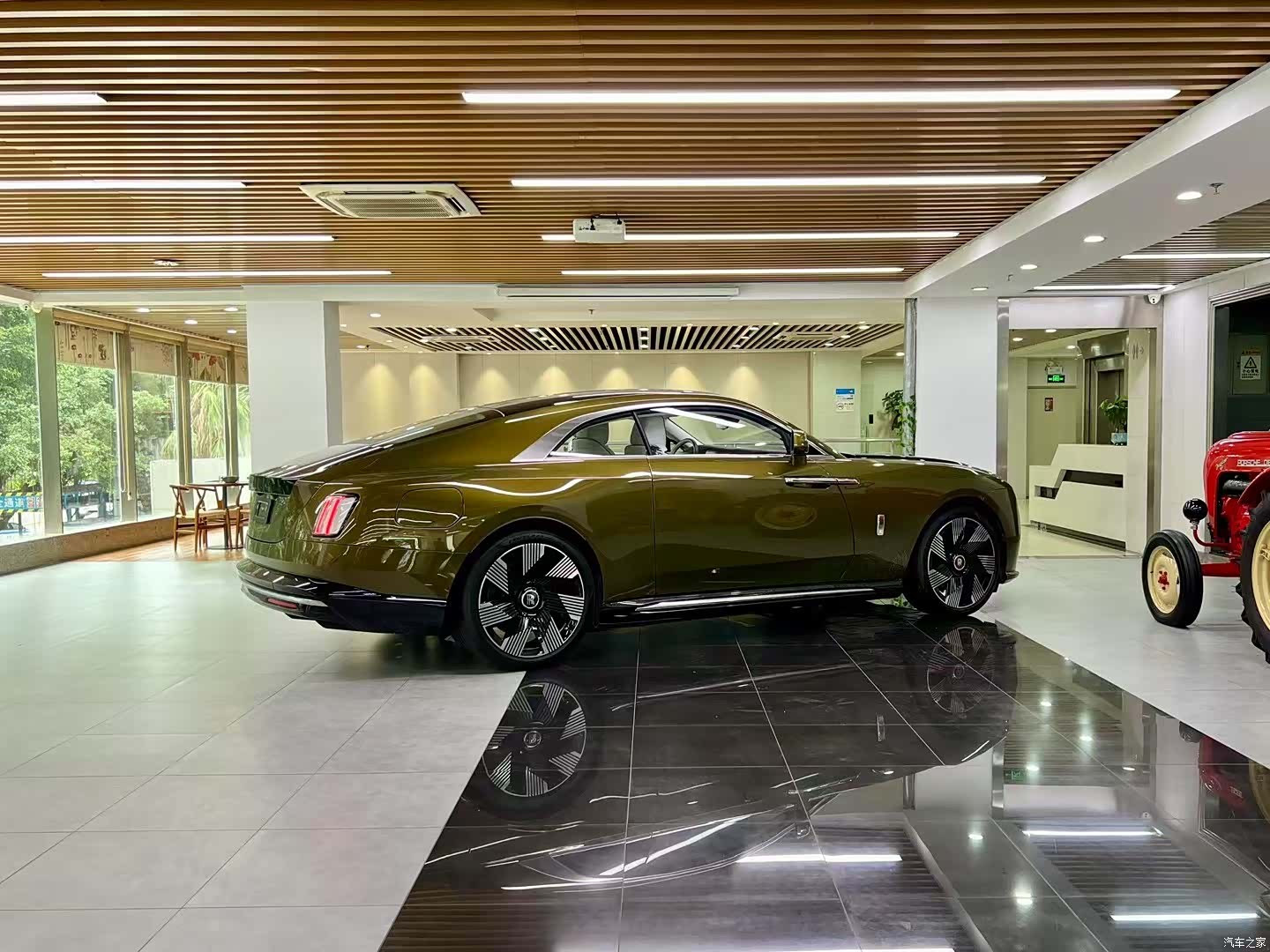 Rolls-Royce Spectre, 2025 3