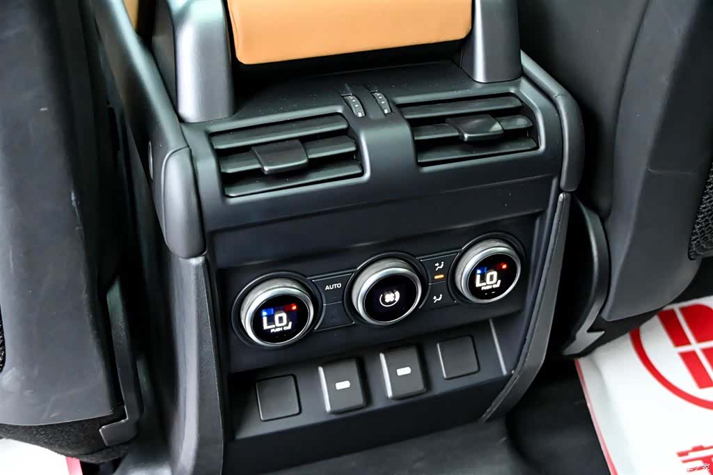 Land Rover Defender, 2024 38