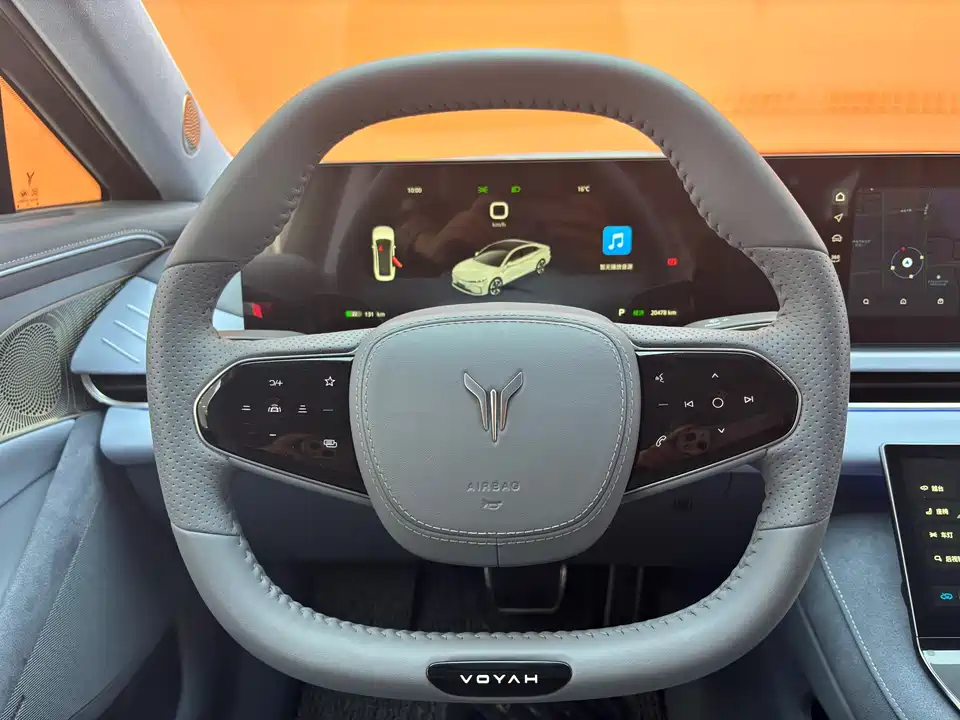 VOYAH Lantu chasing light