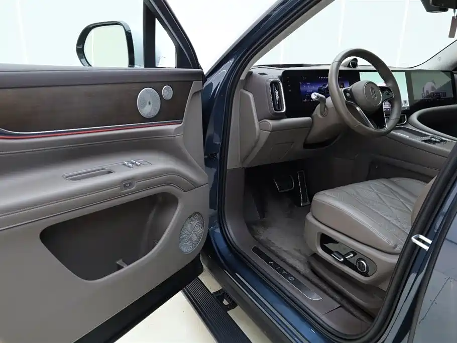 AITO Ask the world M9