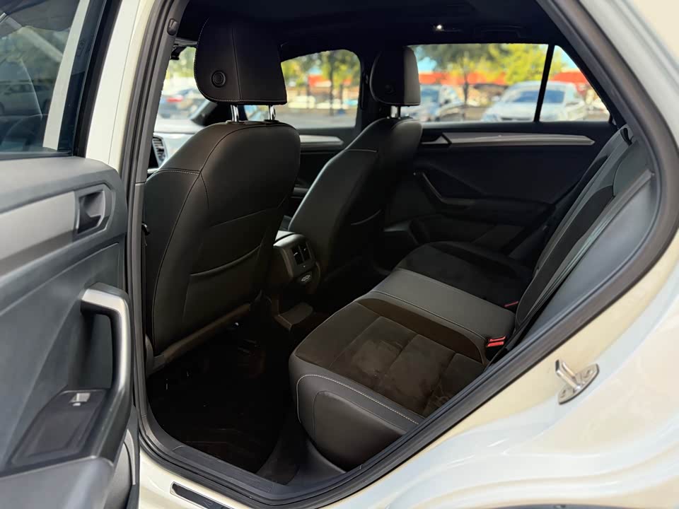 Volkswagen T-ROC exploring Songs