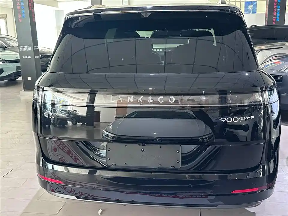 Lynk & Co 900
