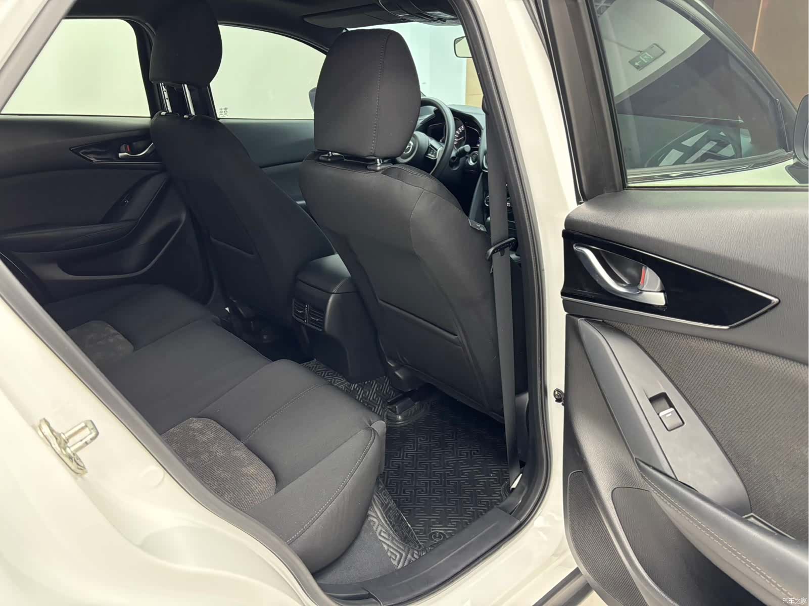Mazda CX-4, 2023 10