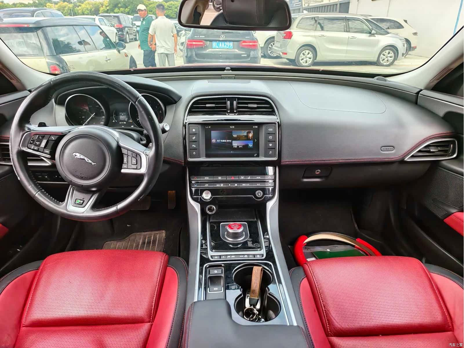 Jaguar XE, 2017 11