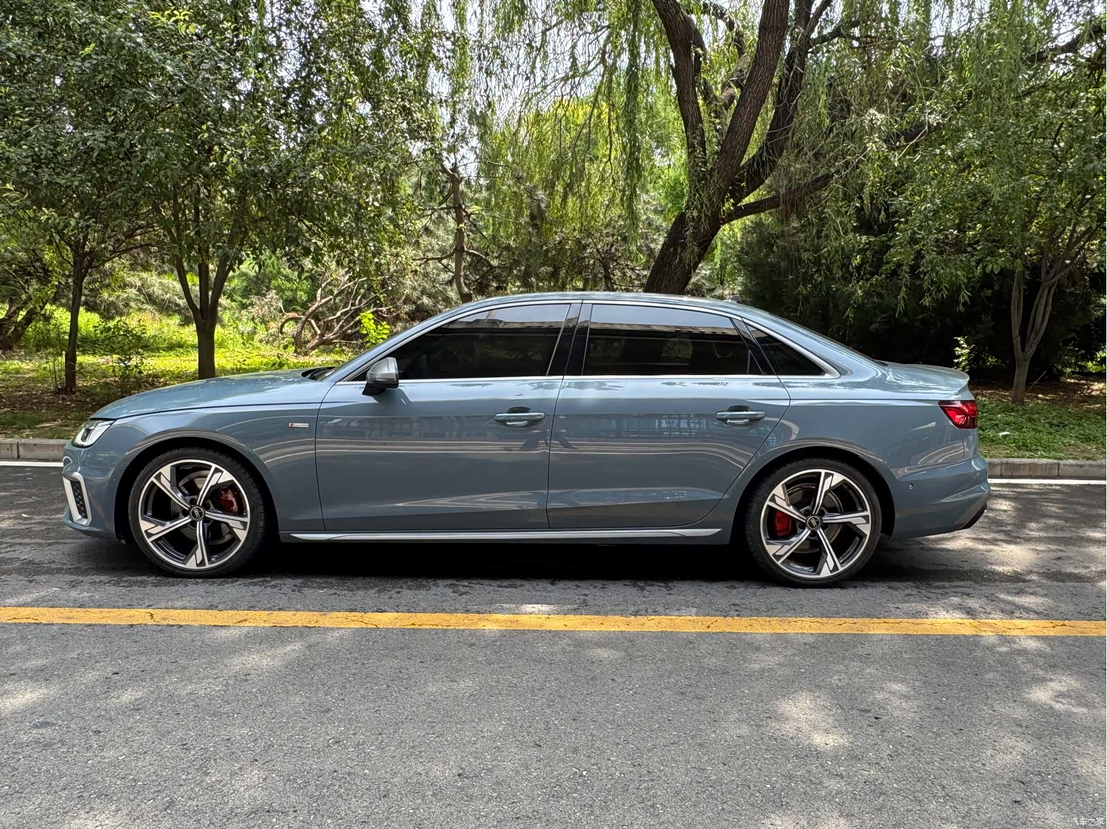 Audi A4L, 2022 все фото