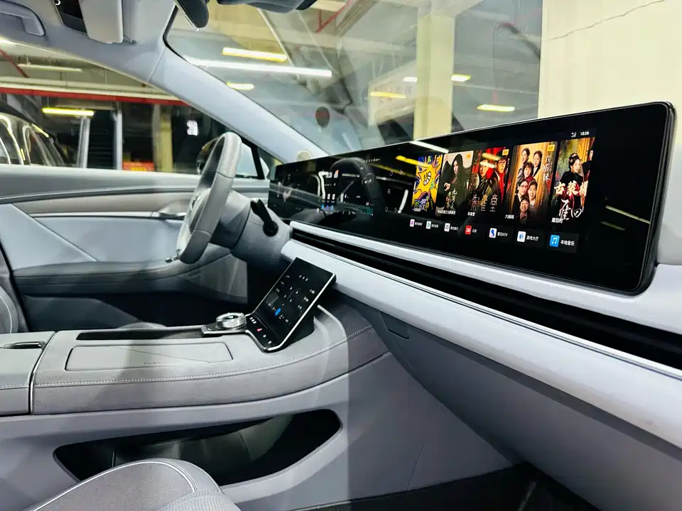 VOYAH Lantu chasing light