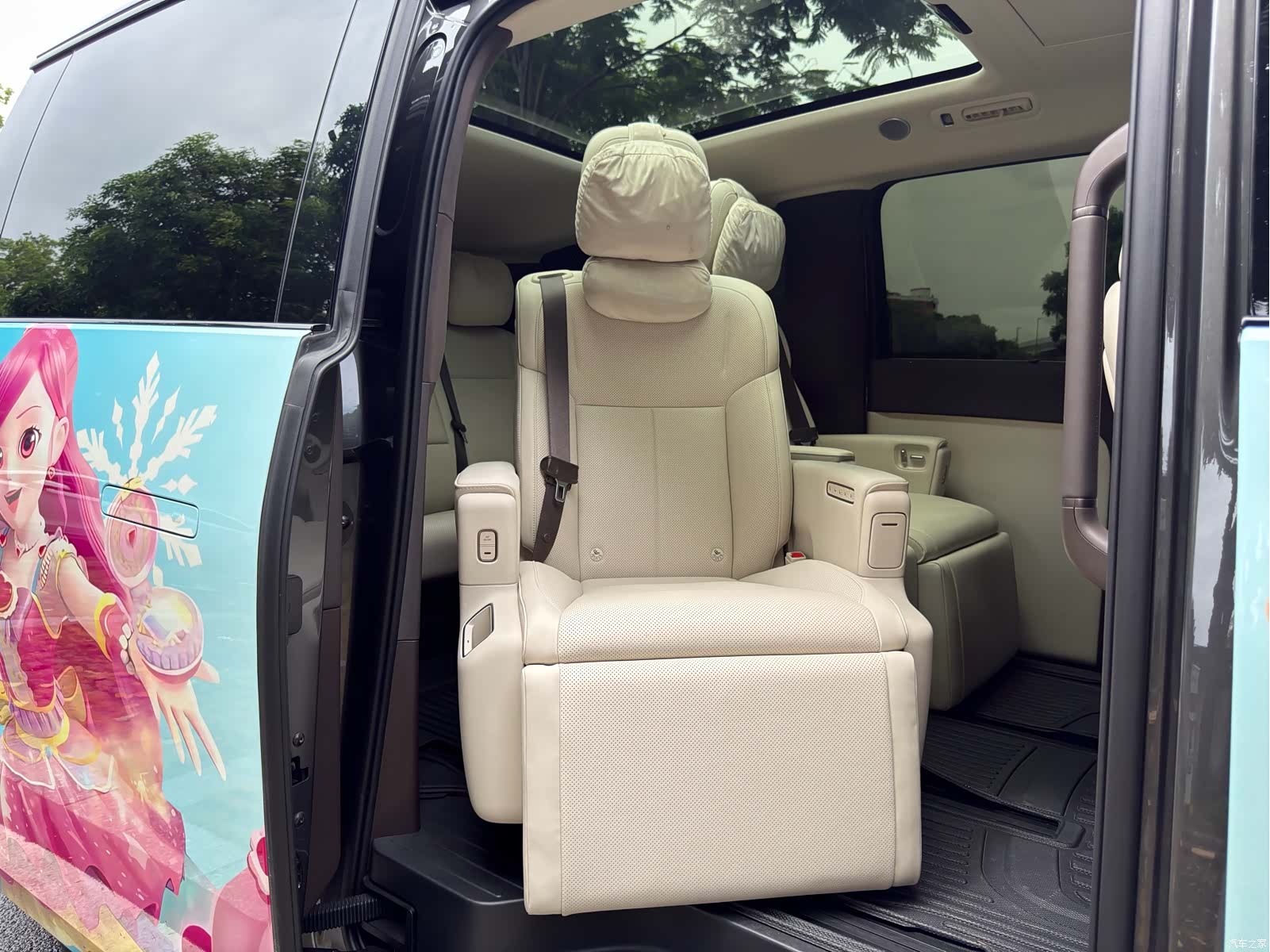 Li Auto MEGA, 2025 13