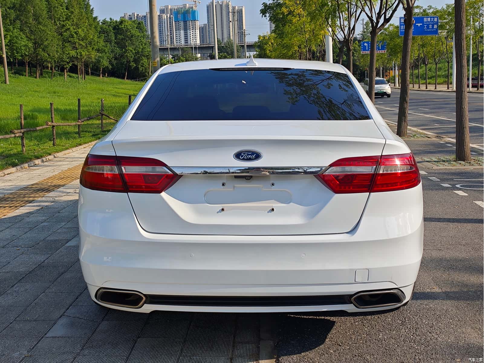 Ford Taurus, 2017 8