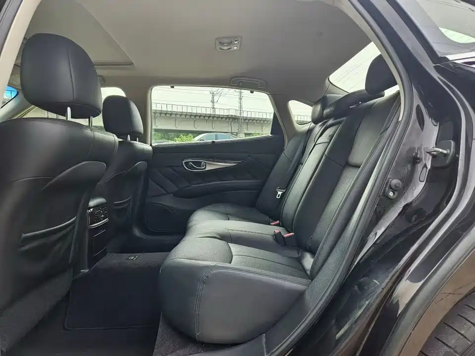 Infiniti Q70