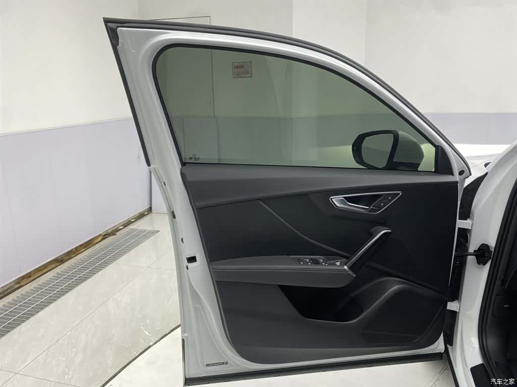 Audi Q2L, 2023 16