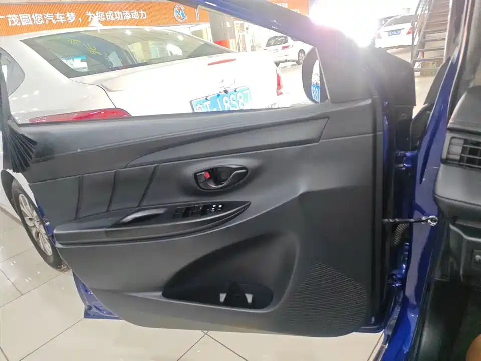 Toyota YARiS L to enjoy