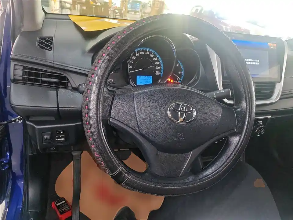 Toyota YARiS L to enjoy
