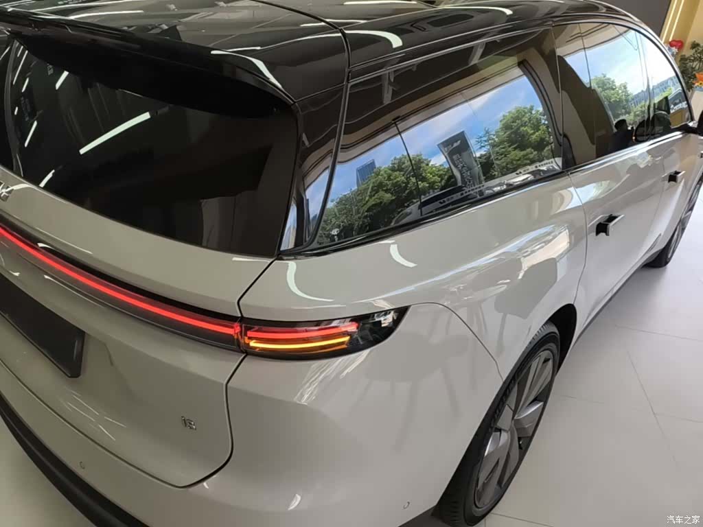 Li Auto i8, 2025 7