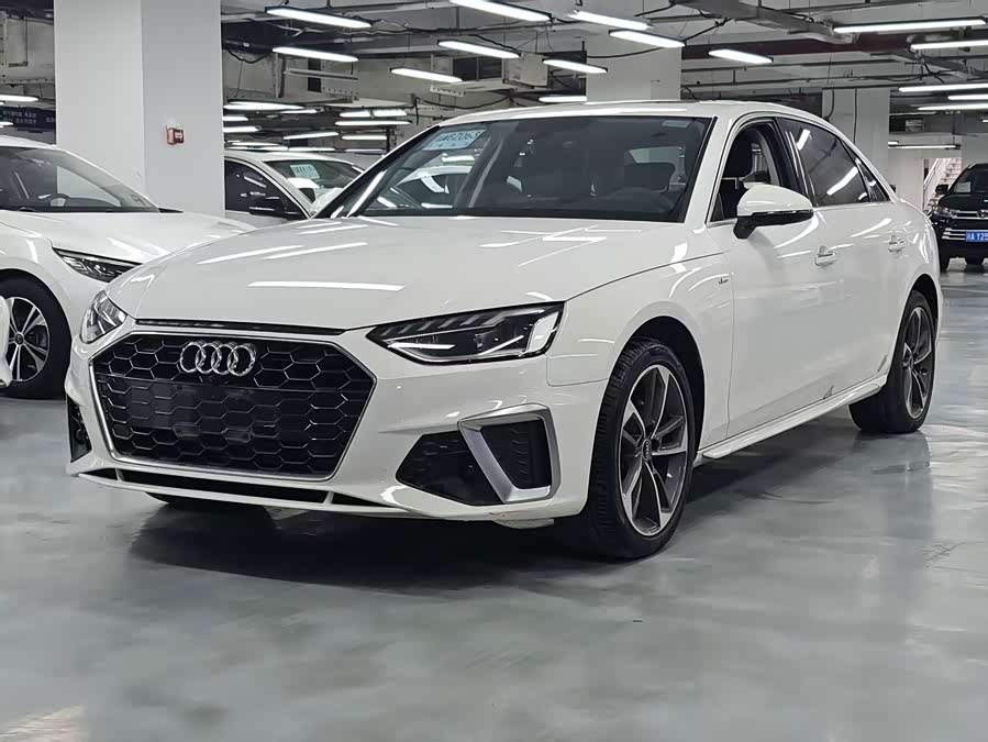 Audi A4L 2022, фото 1