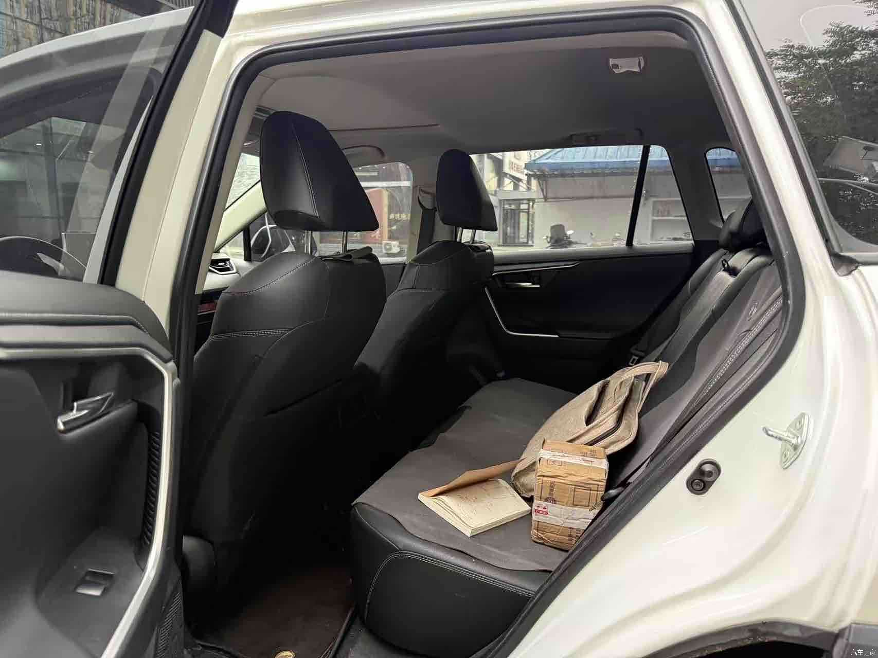 Toyota RAV4, 2023 все фото