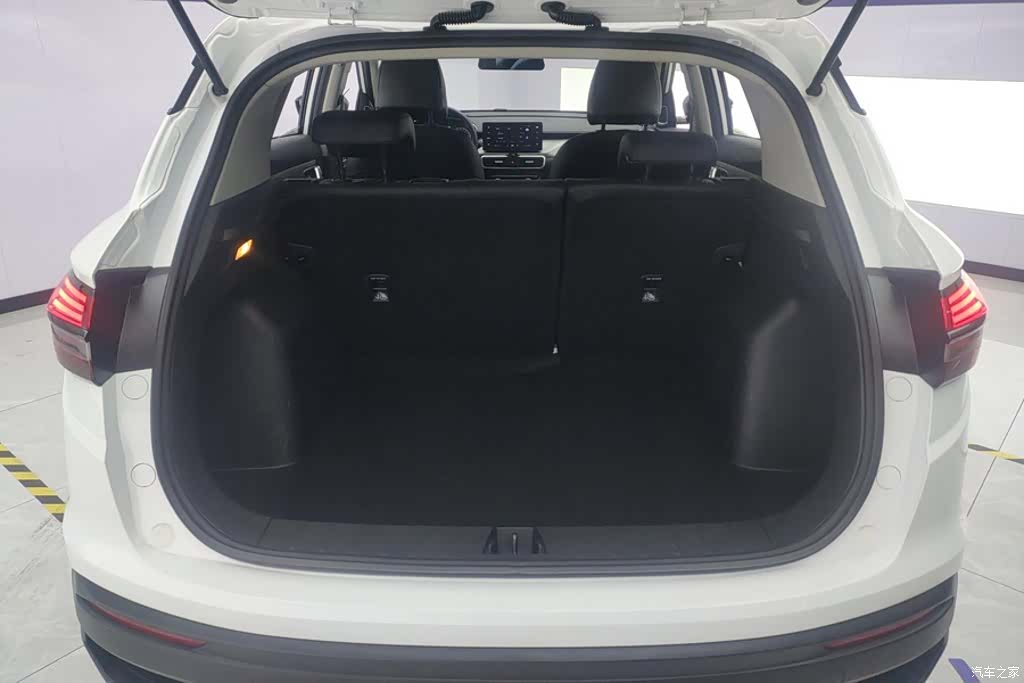 Geely Coolray, 2025 4