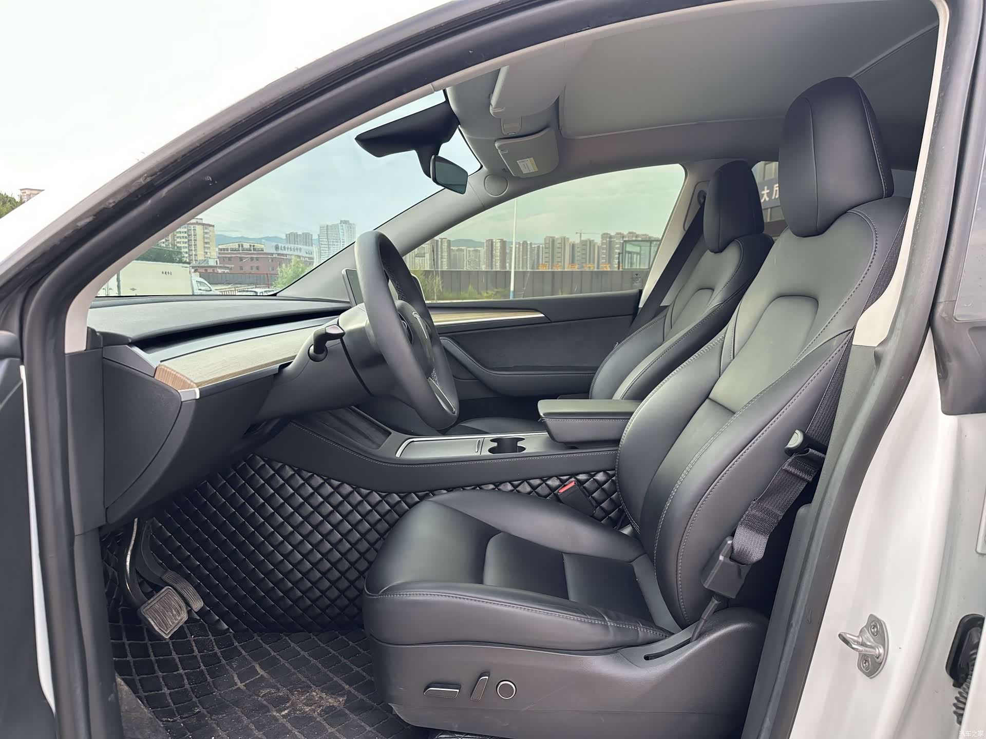Tesla Model Y, 2023 4