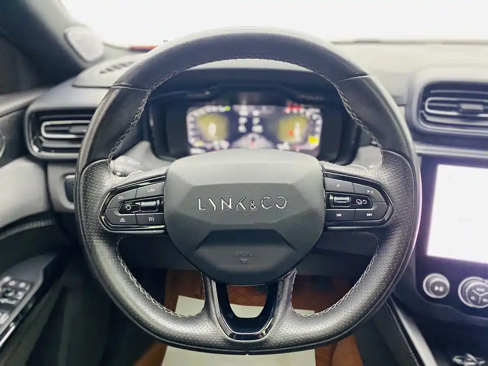 Lynk & Co 03