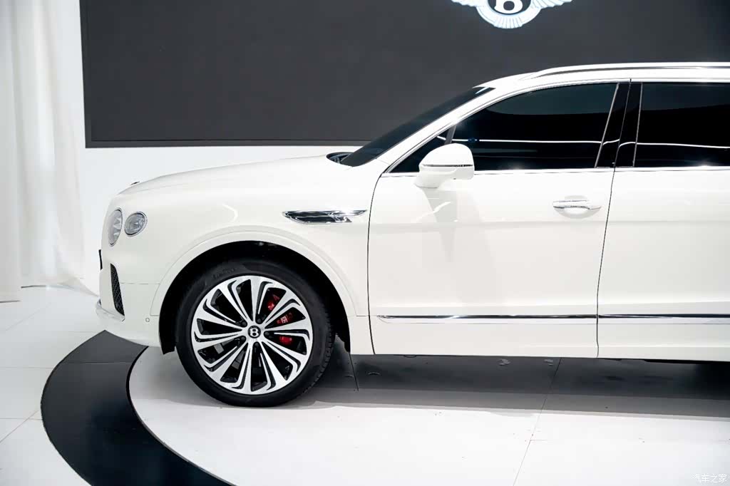 Bentley Bentayga, 2023 22