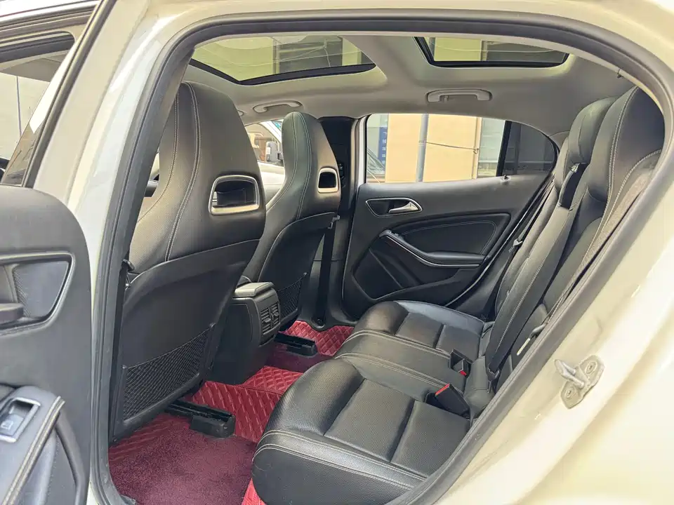Mercedes-Benz GLA Mercedes-Benz GLA
