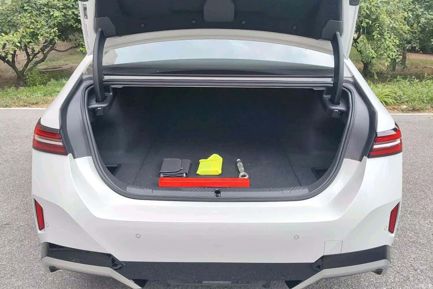 BMW i5, 2025 8