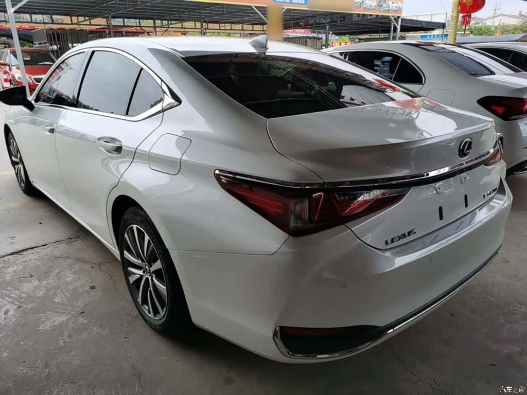 Lexus ES, 2019 все фото