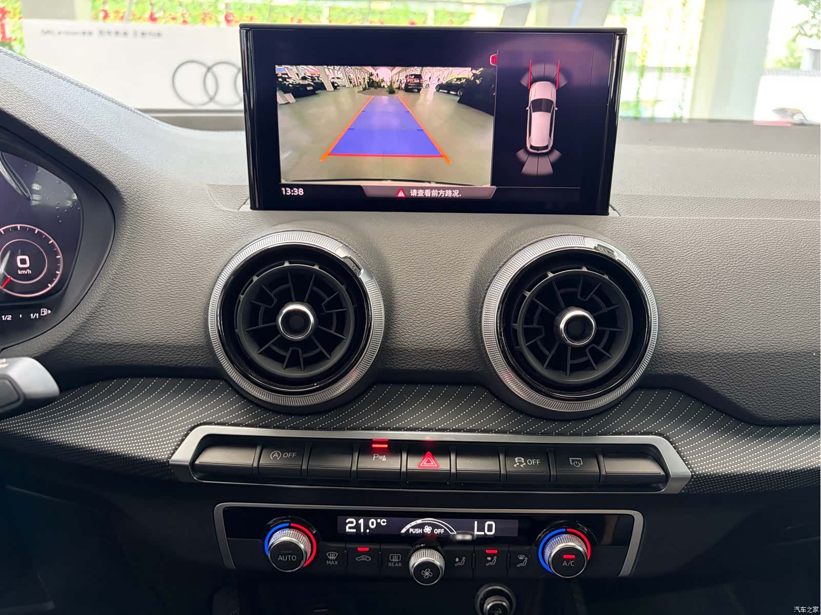Audi Q2L, 2024 9