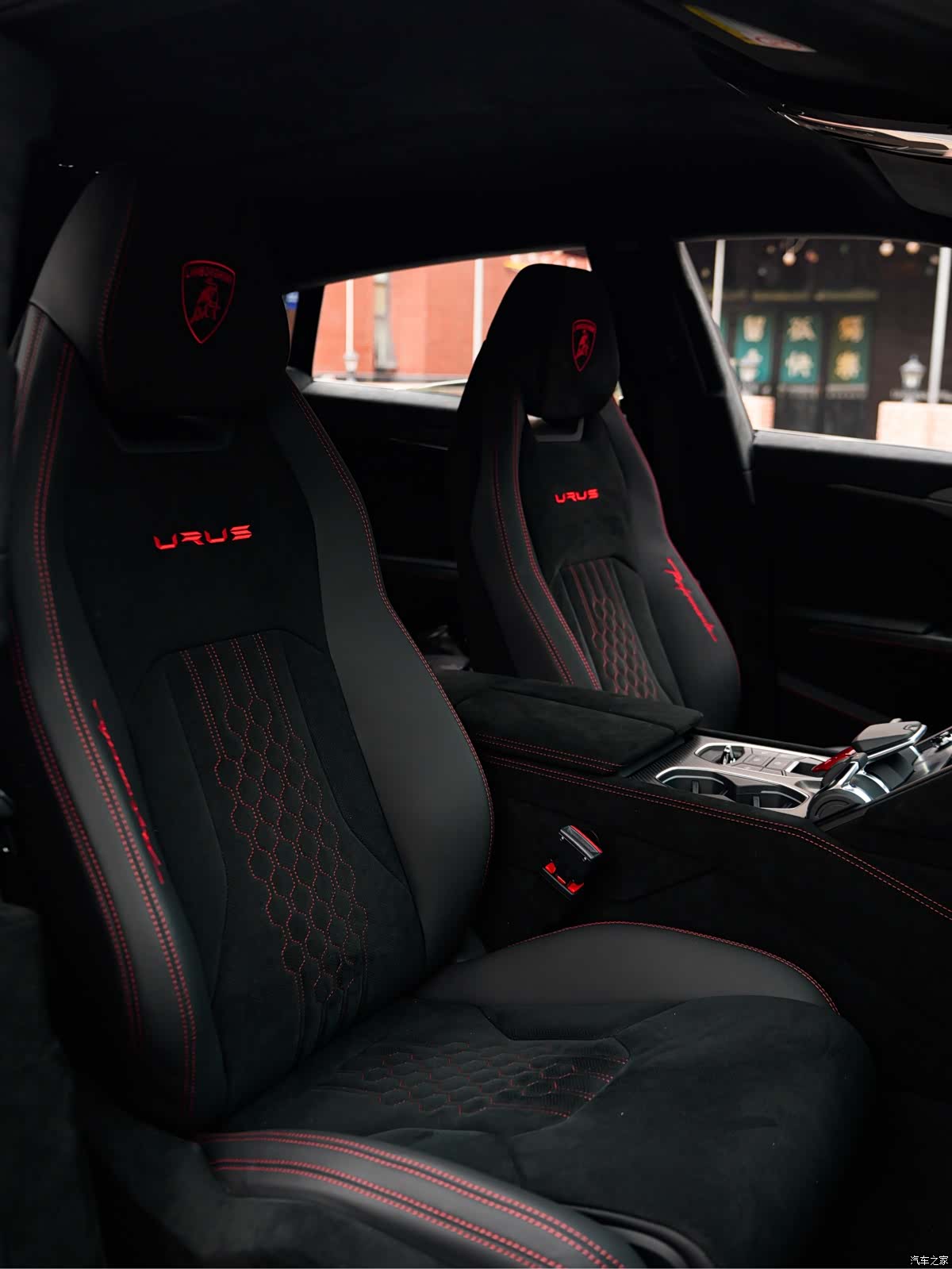 Lamborghini Urus, 2023 21