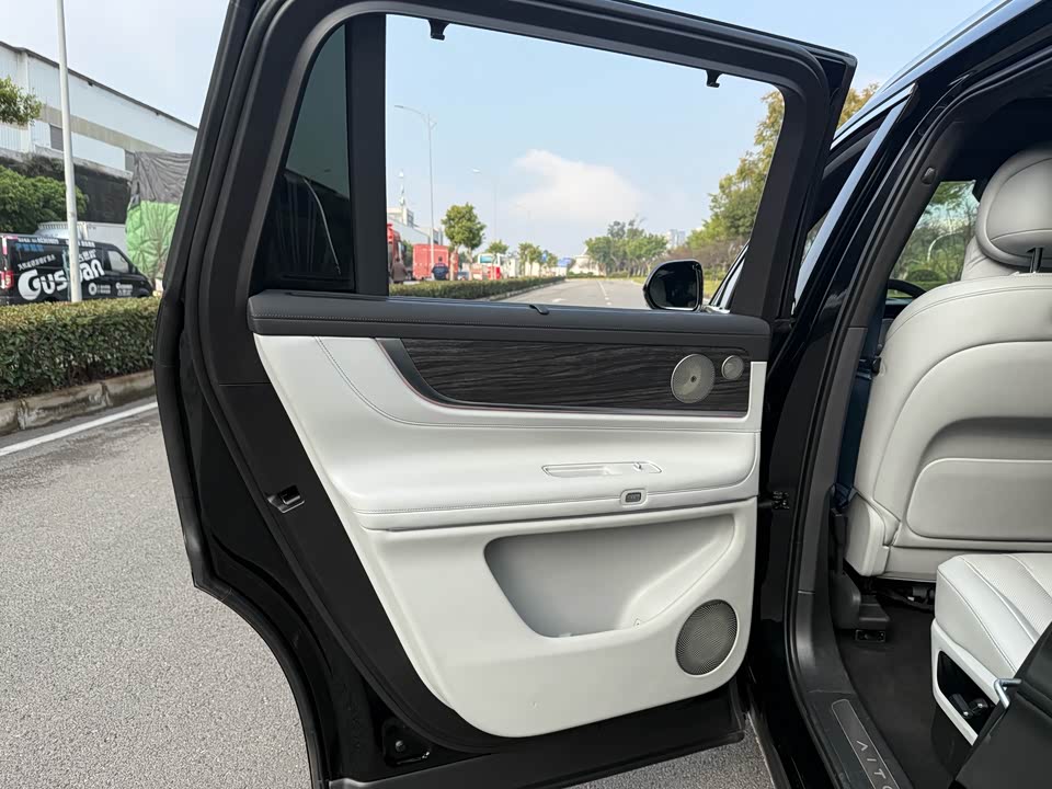 AITO Ask the world M9