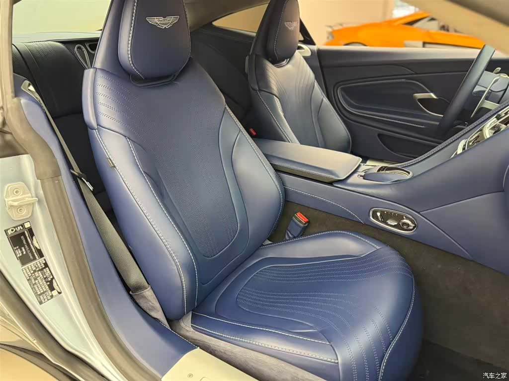 Aston Martin DB11, 2021 10