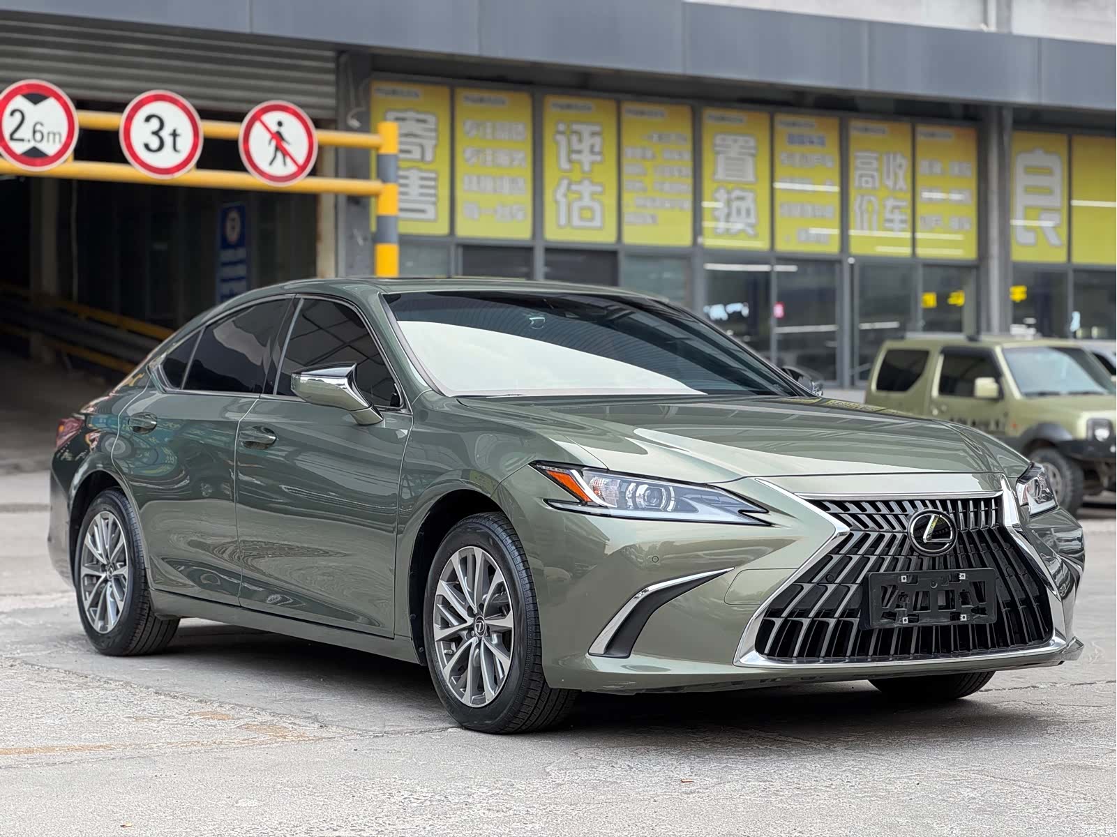 Lexus ES, 2022 3