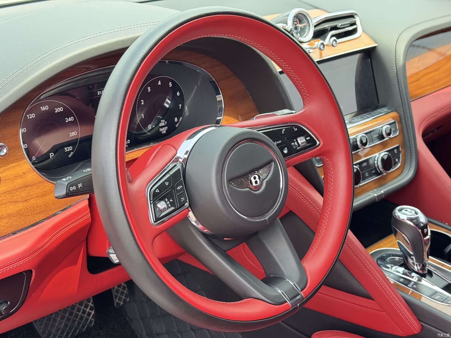 Bentley Bentayga, 2021 14