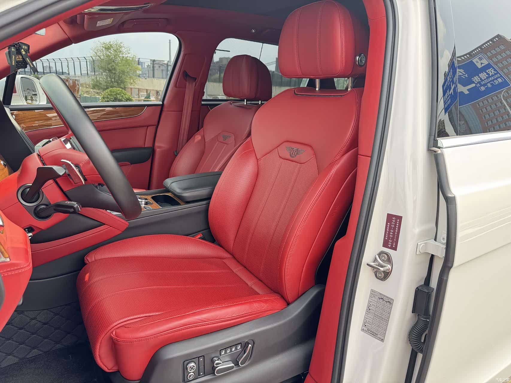 Bentley Bentayga, 2021 16