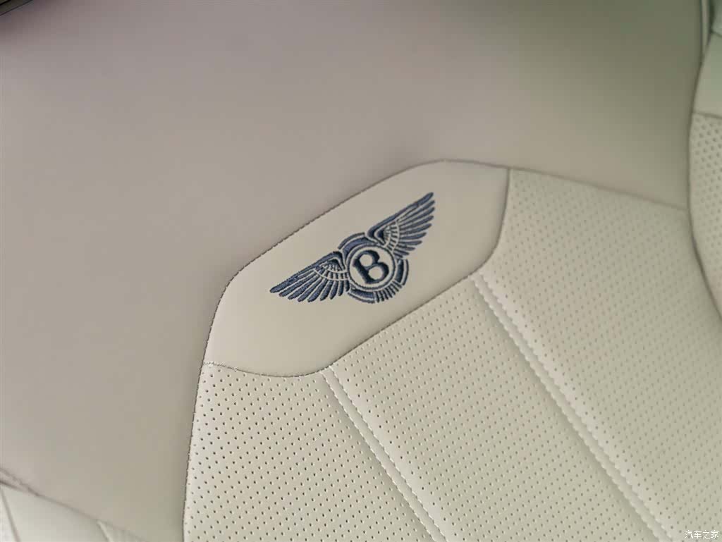 Bentley Bentayga, 2024 12