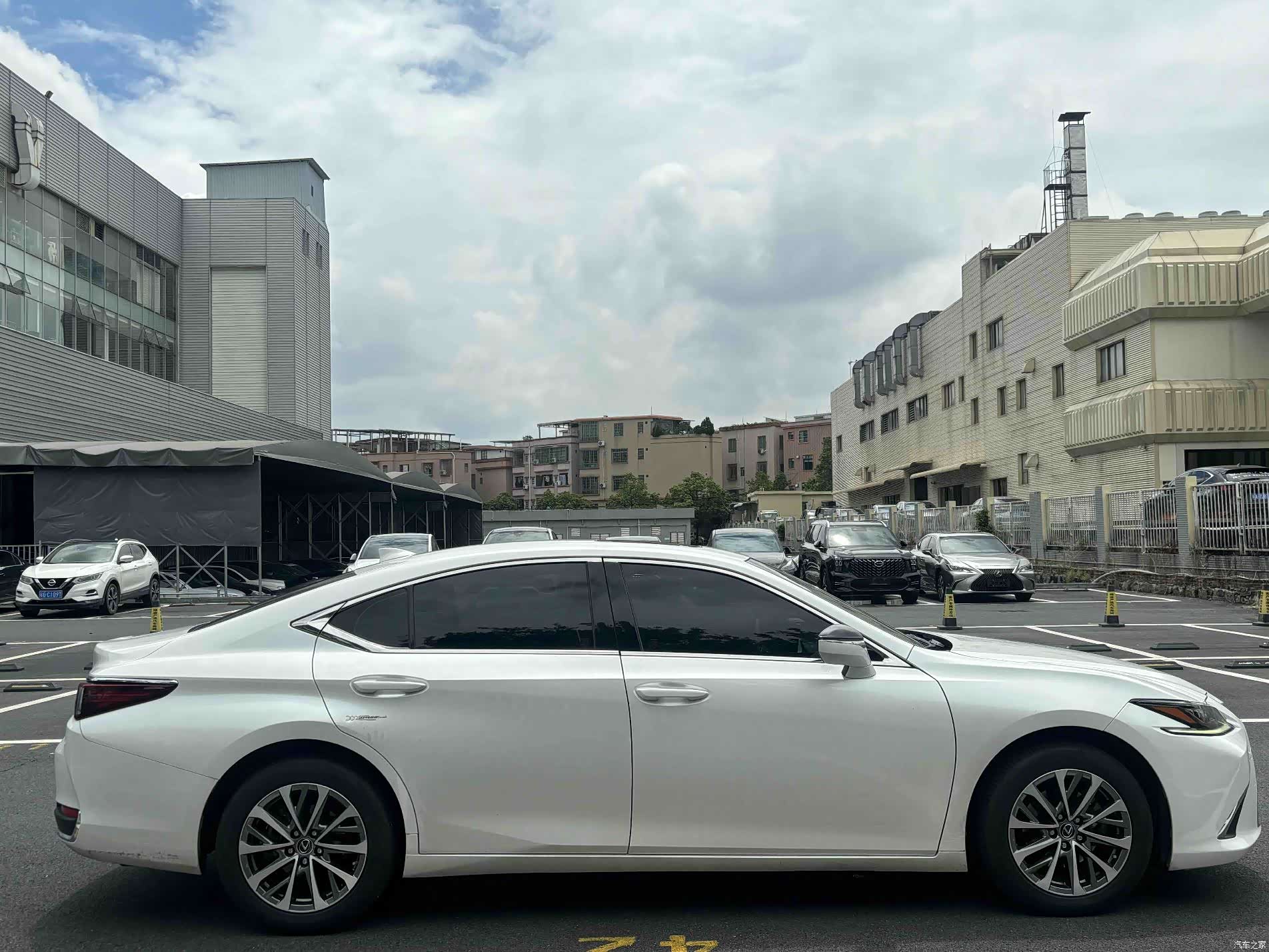 Lexus ES, 2021 все фото