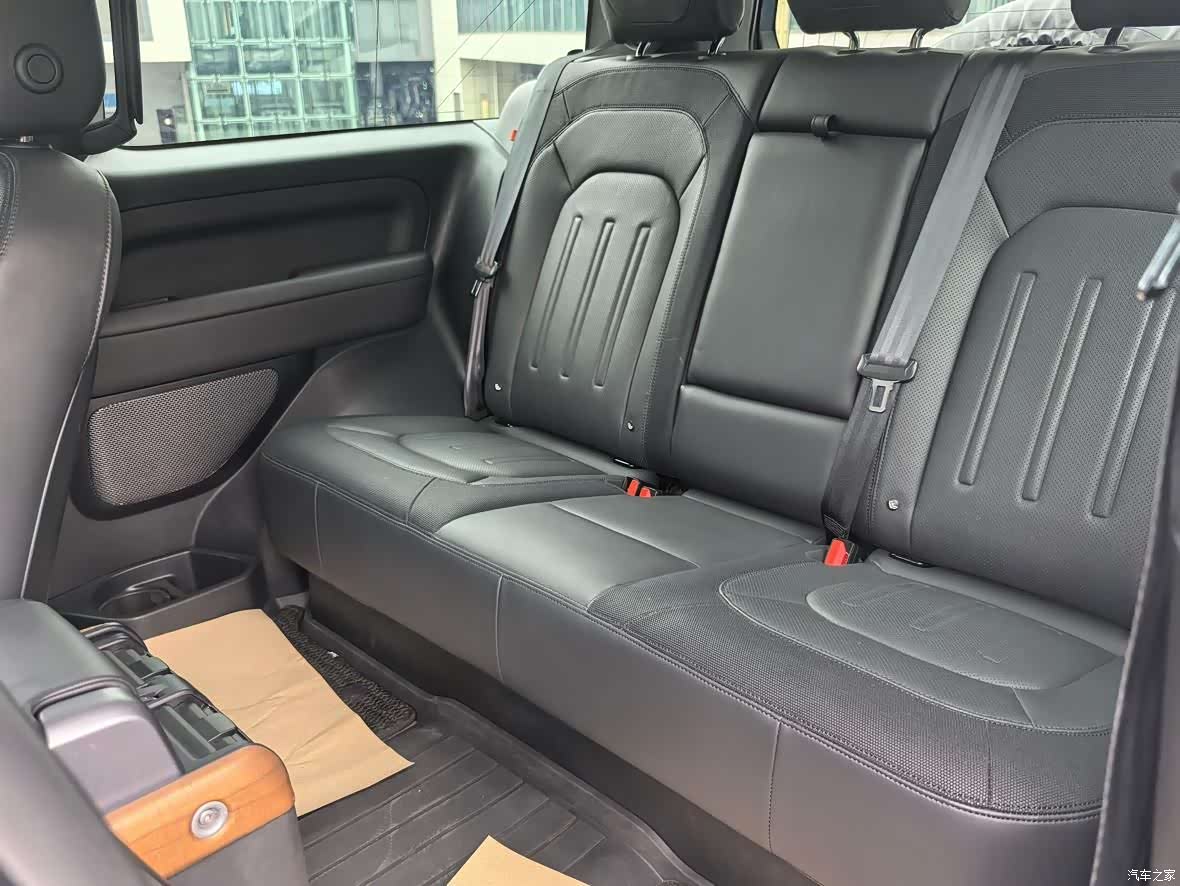 Land Rover Defender, 2022 3