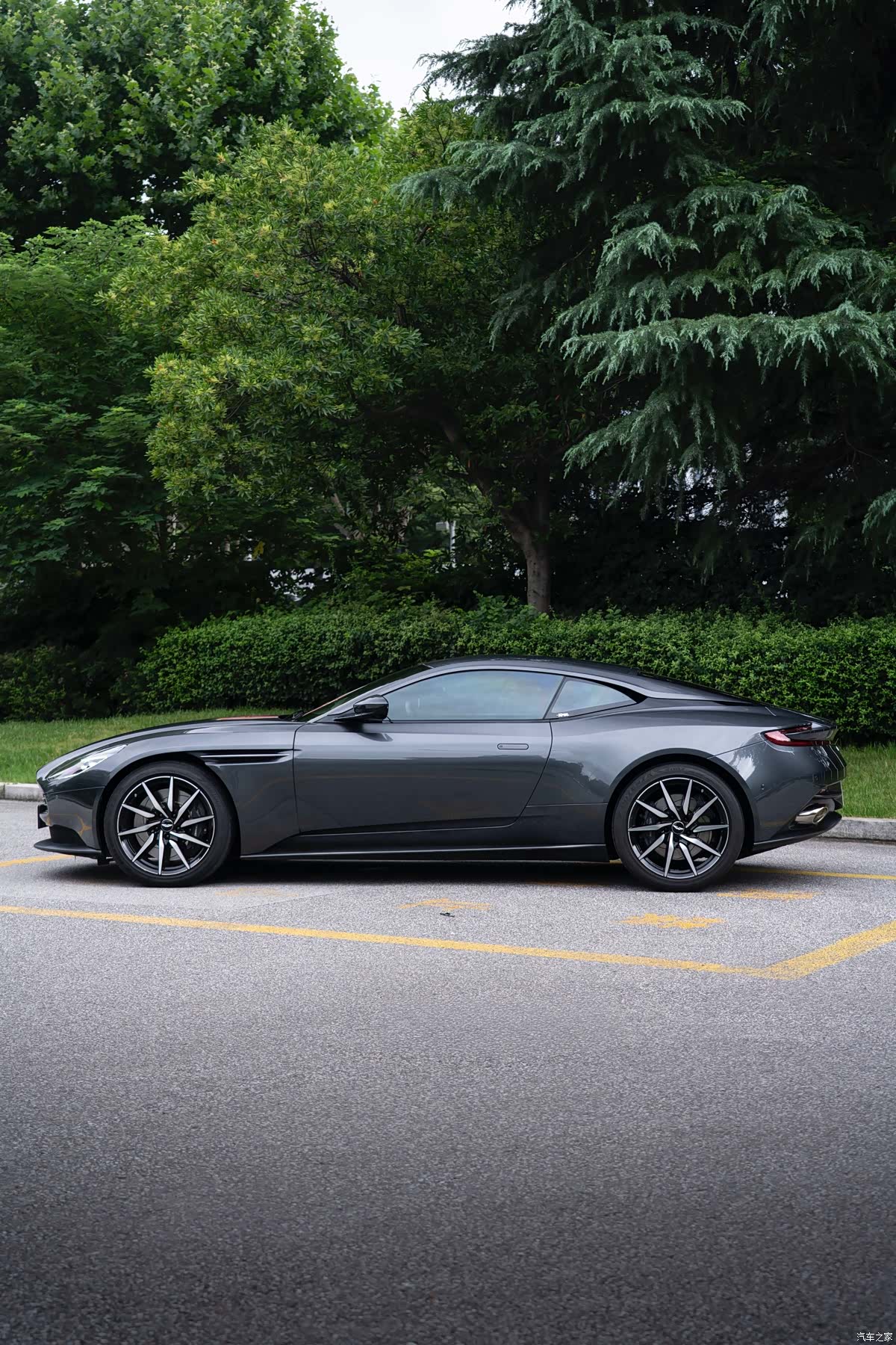 Aston Martin DB11, 2023 все фото